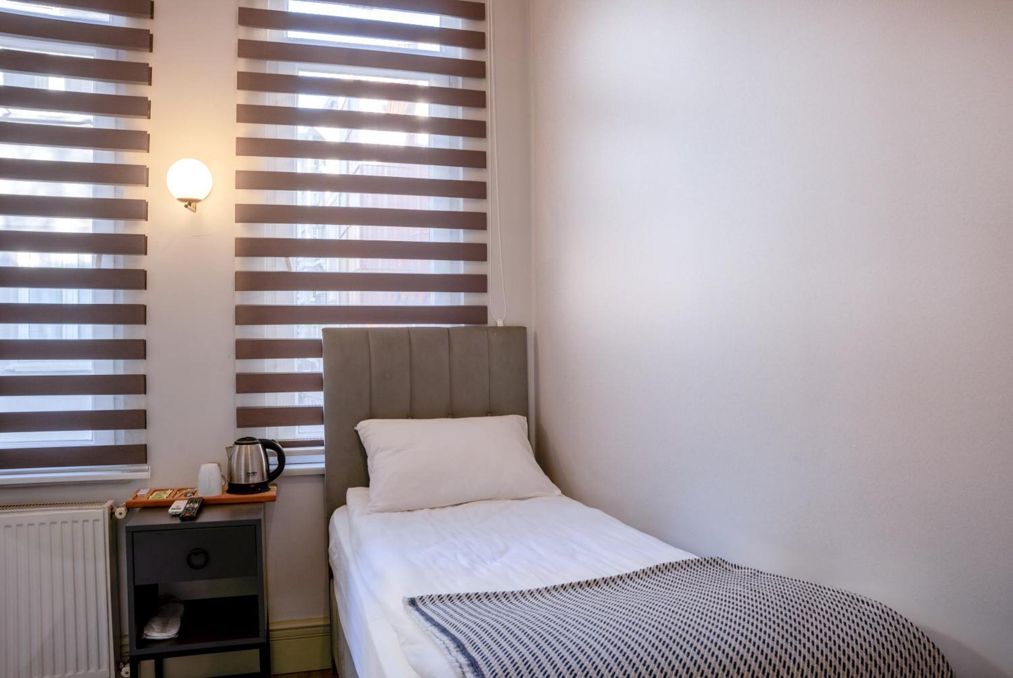 November Hotel Istanbul Exterior photo