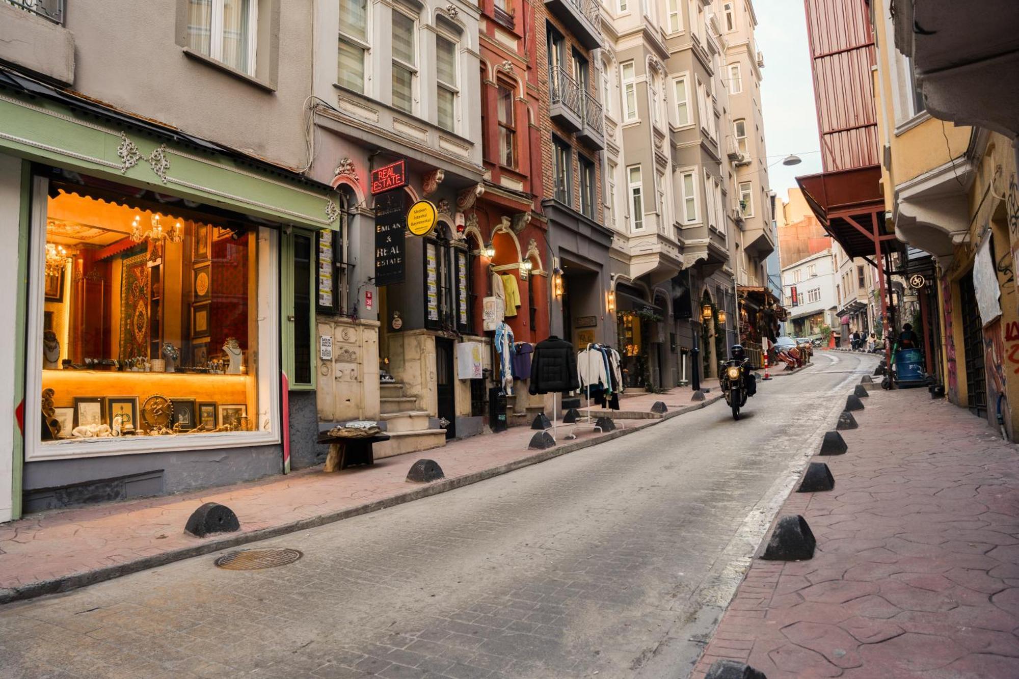 November Hotel Istanbul Exterior photo